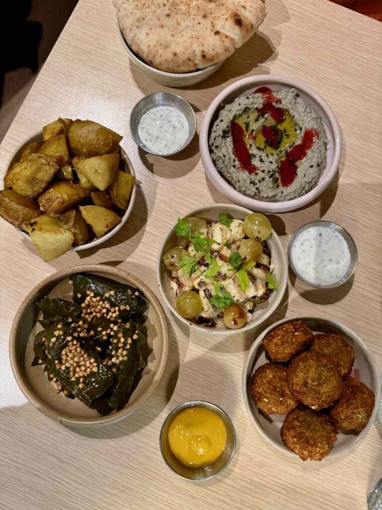 Ensemble de mezzés dans des bols vus du dessus