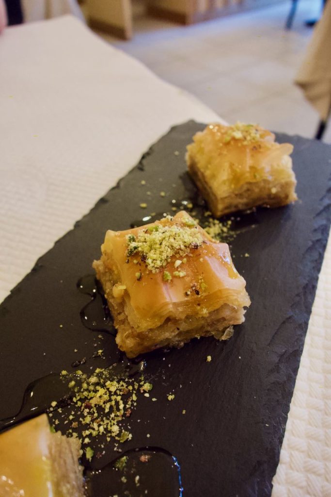 Trio de baklawa carrés sur une ardoise rectangulaire