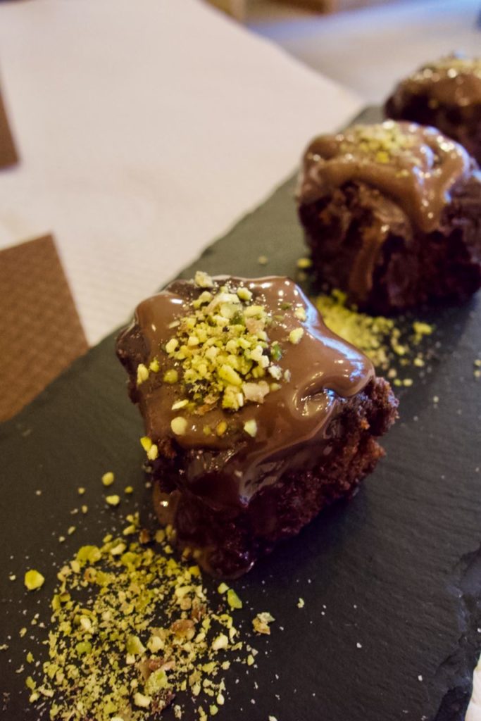 Trio de gâteau au chocolat carrés sur une ardoise rectangulaire