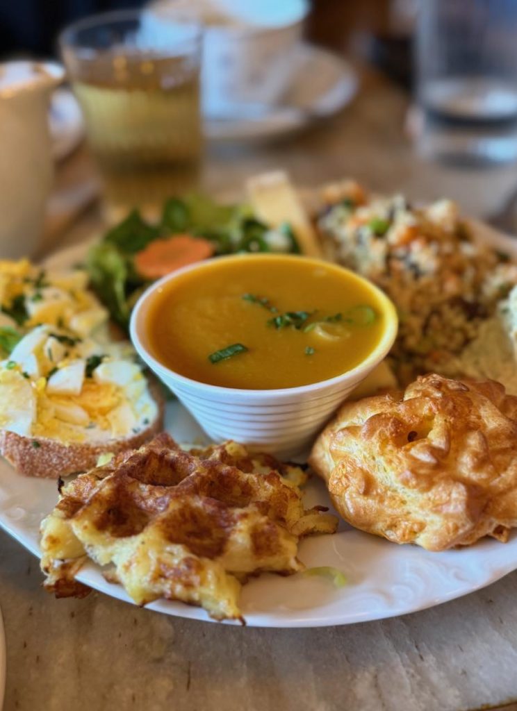 Assiette salée avec au premier plan la gaufre et la cougère et au centre la soupe végétarienne