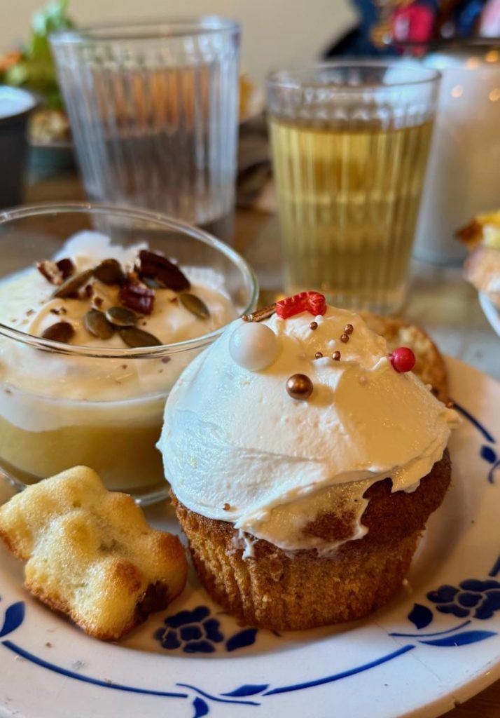 L'assiette sucrée avec l'ourson garni et le carrot cake au premier plan