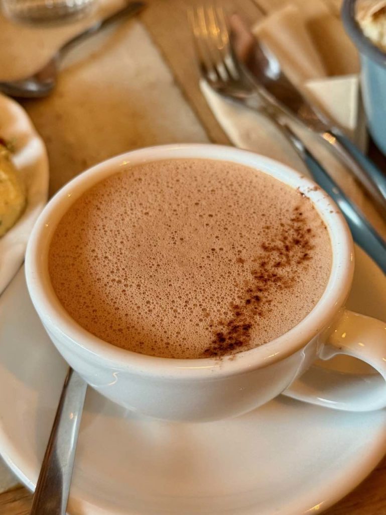 Chocolat chaud dans une tasse blanche