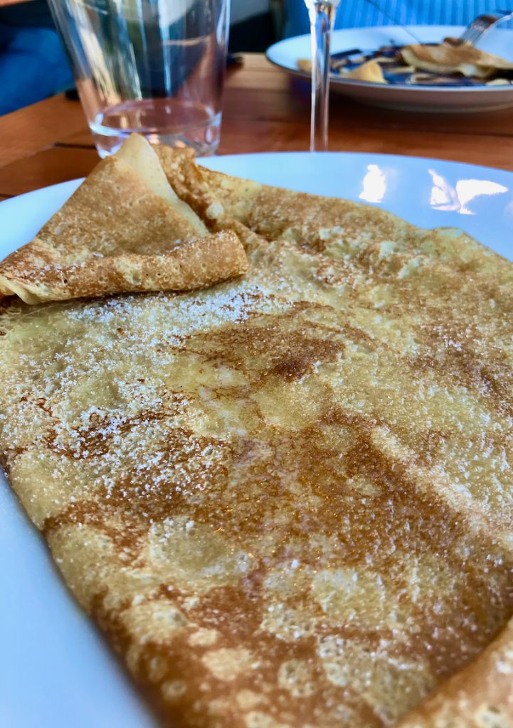 Crêpe beurre sucre dans une assiette blanche