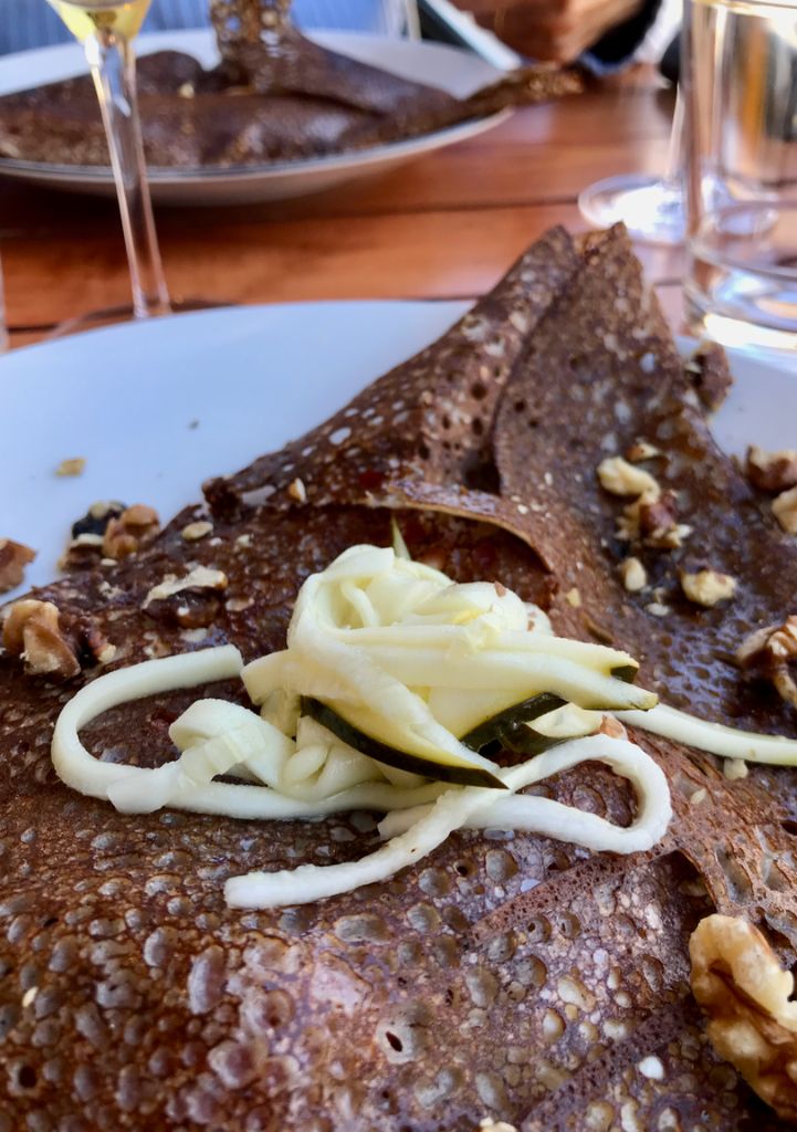 Lamelles de courgettes vues de près sur une galette