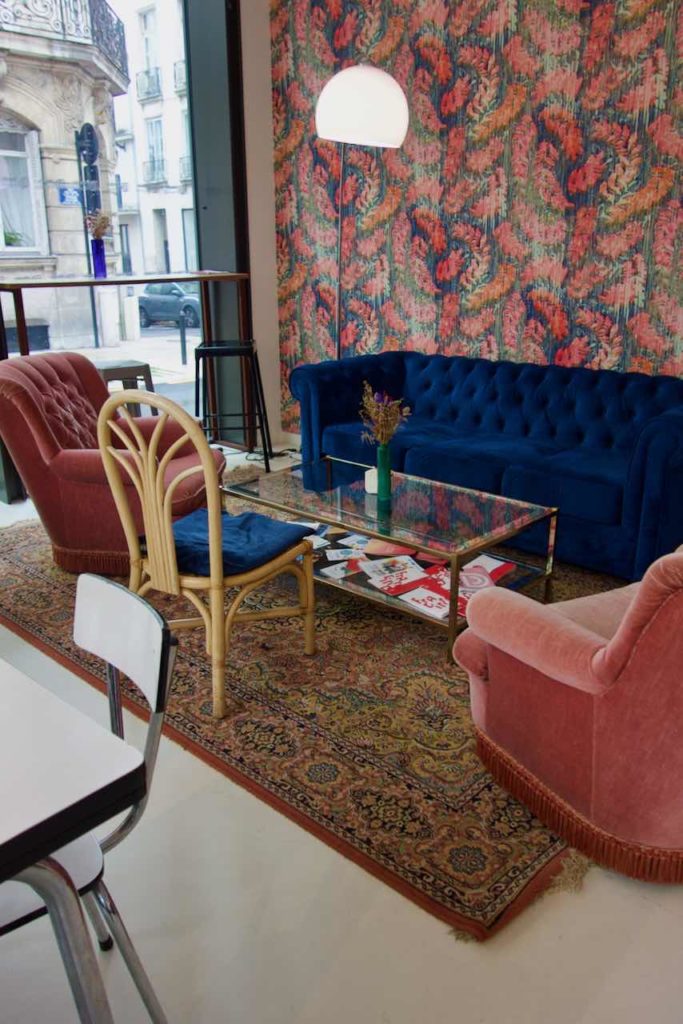 Canapé, fauteuils et tapis au Café Dobrée