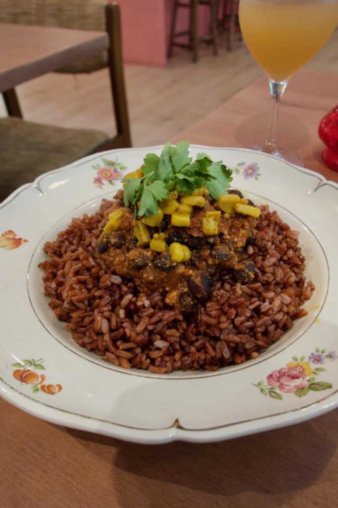 Chili sin carne surmonté de persil dans une assiette creuse et blanche à fleurs