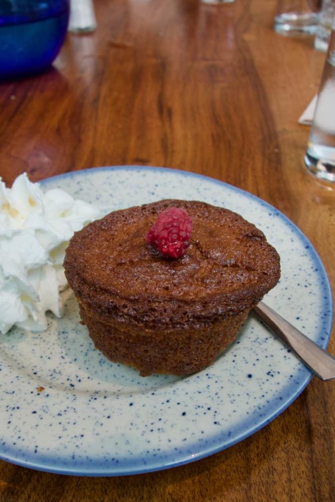 gâteau au chocolat surmonté d'une framboise