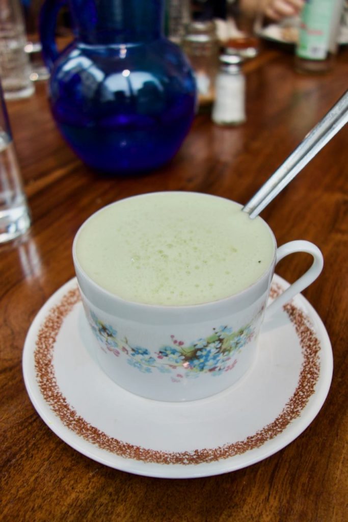 matcha latte dans une tasse à fleurs