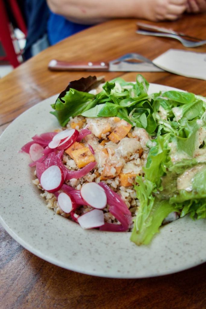 Salade végétarienne radis, riz, patates douces et salade