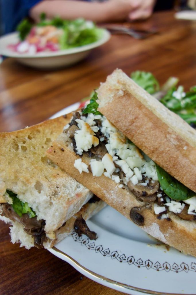 Toast pecorino, truffe et champignons dans une assiette vintage blanche et dorée