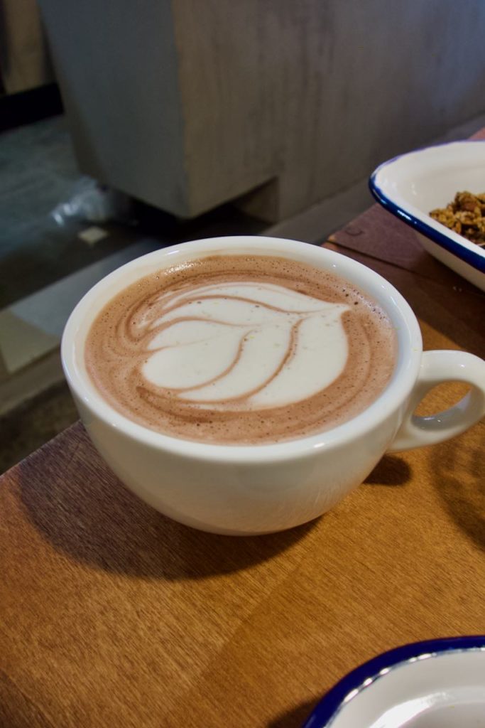 chocolat chaud et latte art dans une tasse blanche