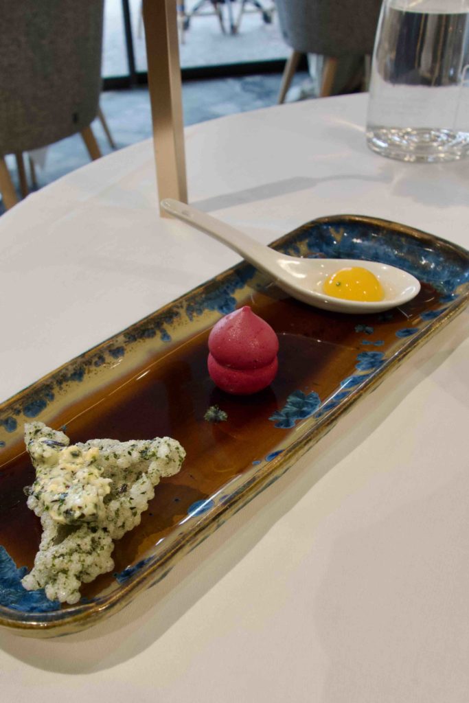 Trio de mises en bouche dans une assiette longue et rectangulaire bleue et marron