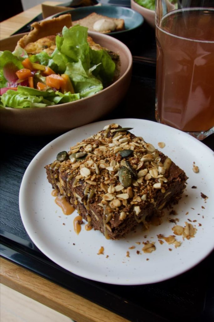 Brownie surmonté de granola dans une assiette blanche