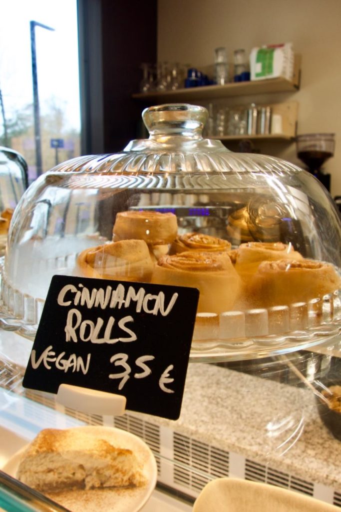 Cinnamon roll vegan sous cloche en verre