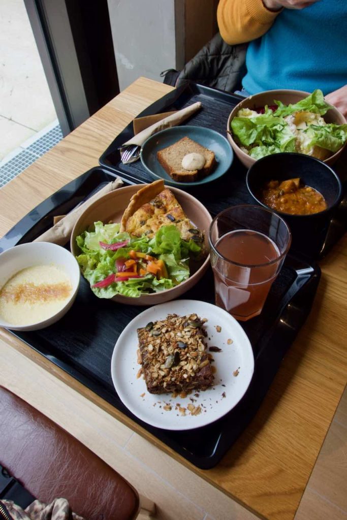Deux plateaux repas bien garnis chez Ama Café