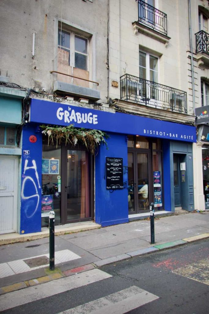 Devanture bleue du bistrot Le Grabuge