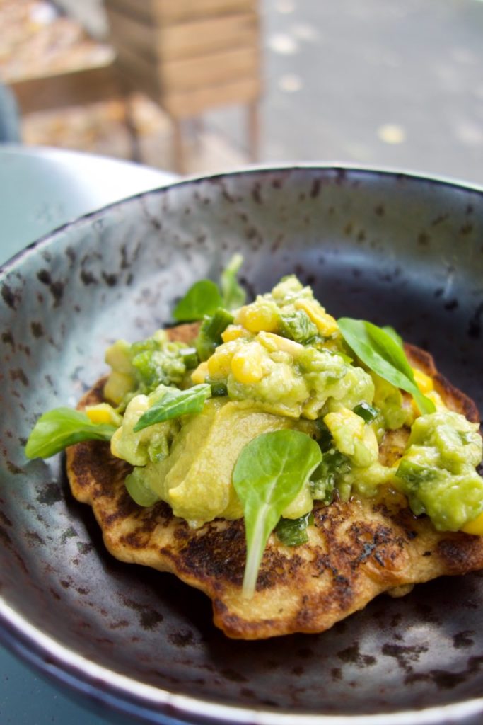 Galette de maïs à la crème d'avocat