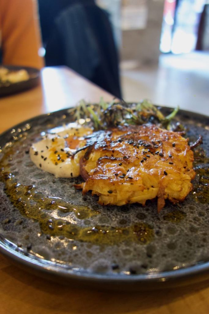 Galette de panais dans une assiette en grès gris