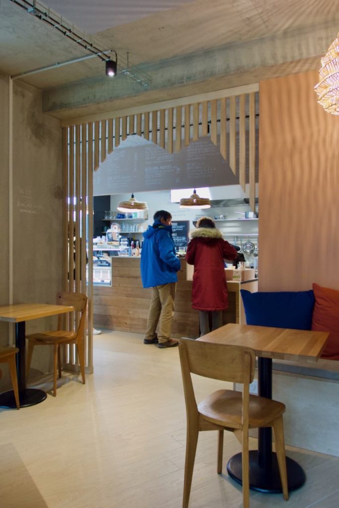 Intérieur du café en béton et bois