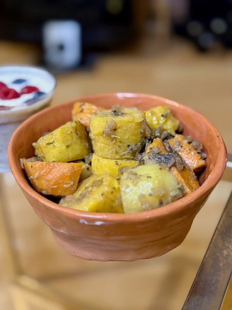 Mix de légumes dans un bol en terre cuite
