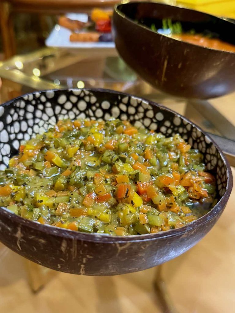 Ratatouille avec légumes en brunoise dans une une noix de coco