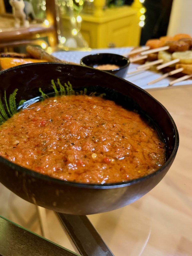 Sauce tomate dans une demie noix de coco