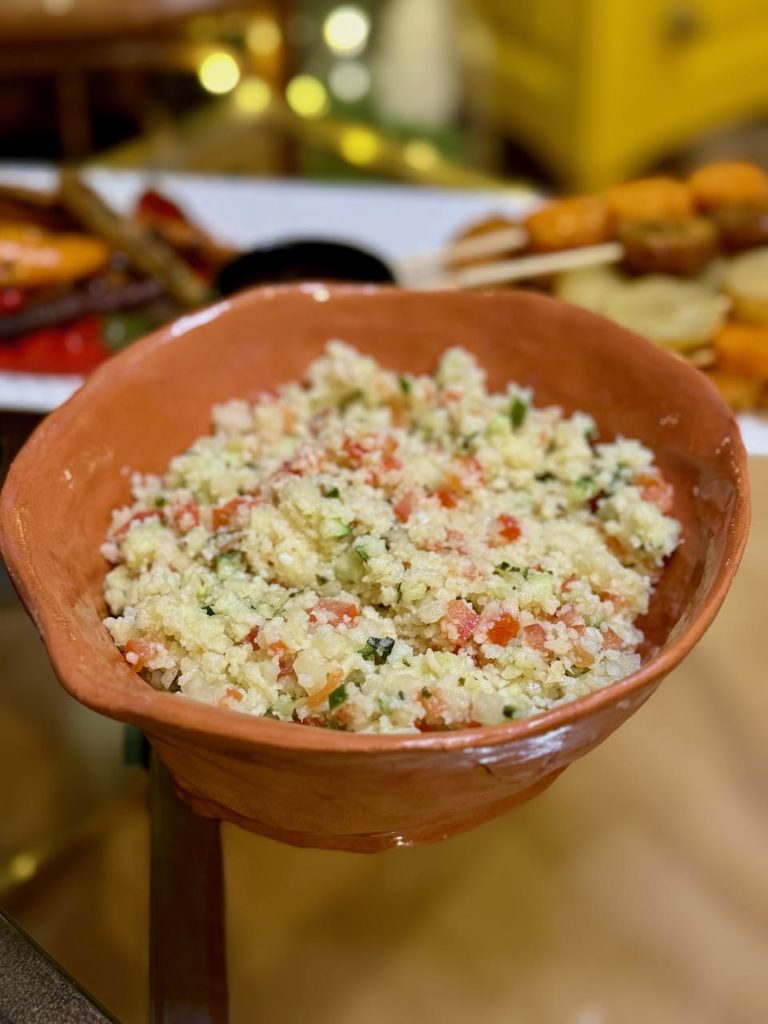 Taboulé au manioc dans un bol en terre cuite