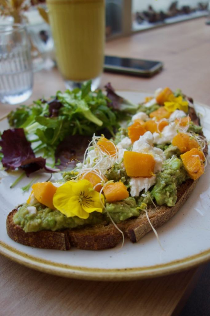 Tartine dans une assiette en grès blanche à liseré marron