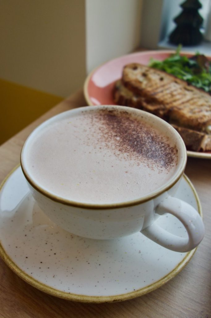 Chocolat chaud dans une tasse en grès blanc à liseré doré