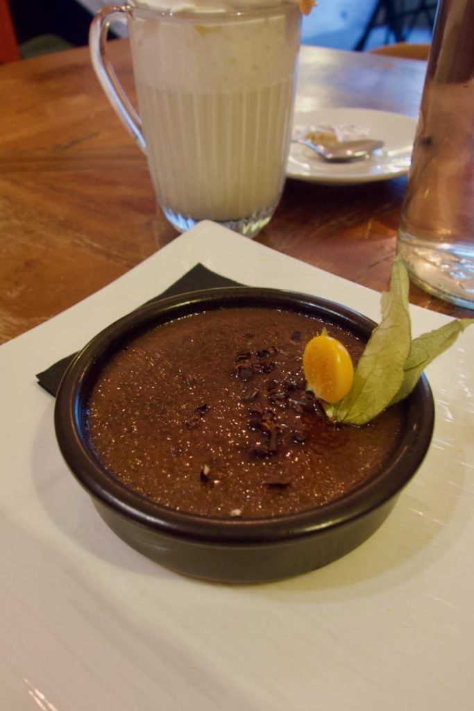 Crème brûlée au chocolat dans un ramequin marron