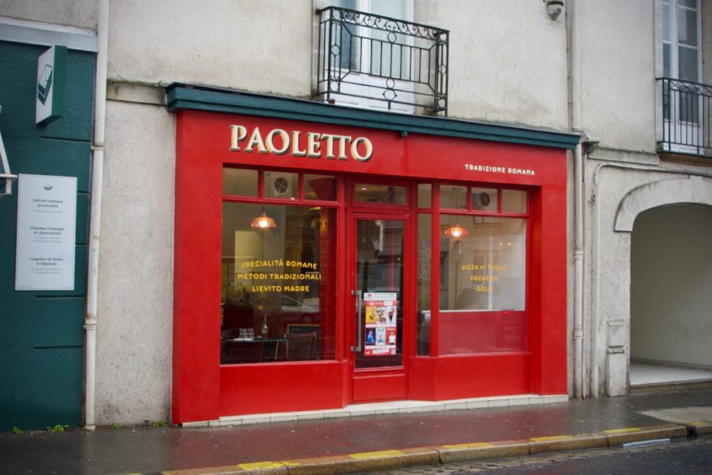 Devanture rouge de la pizzeria Paoletto