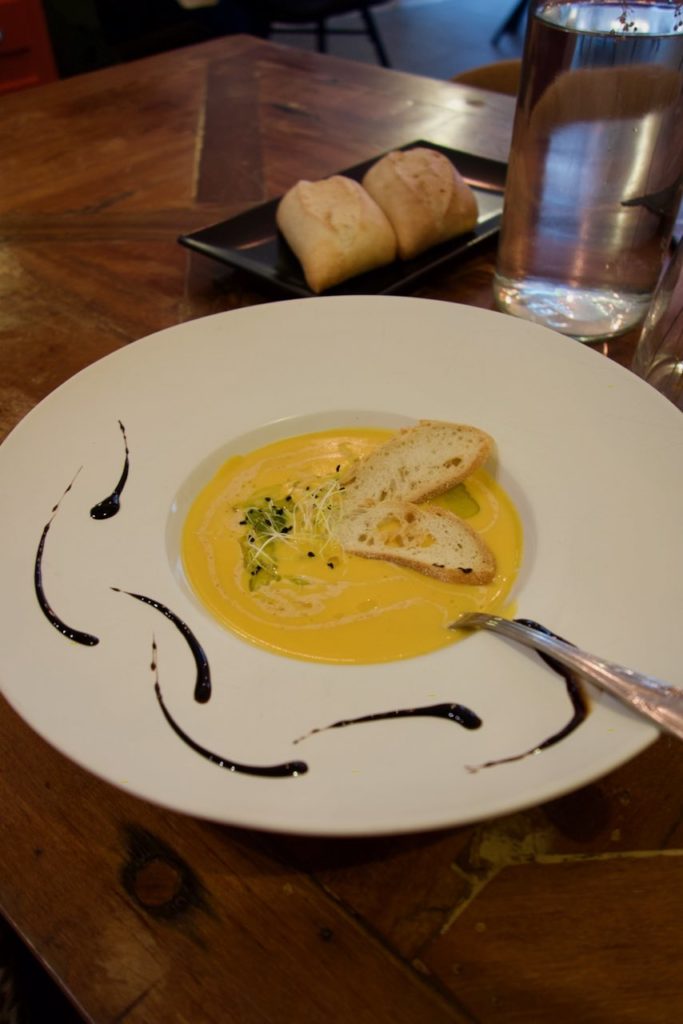 Velouté de butternut dans une assiette creuse blanche