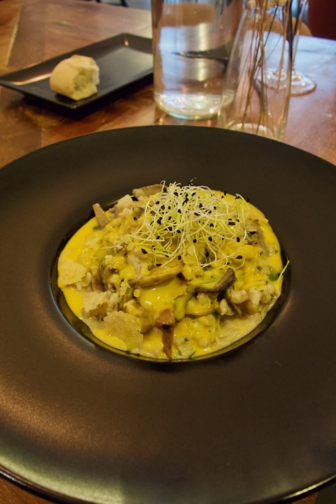 Orgetto aux champignons dans une assiette creuse noire