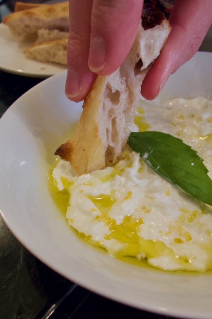 Focaccia trempée dans la stracciatella