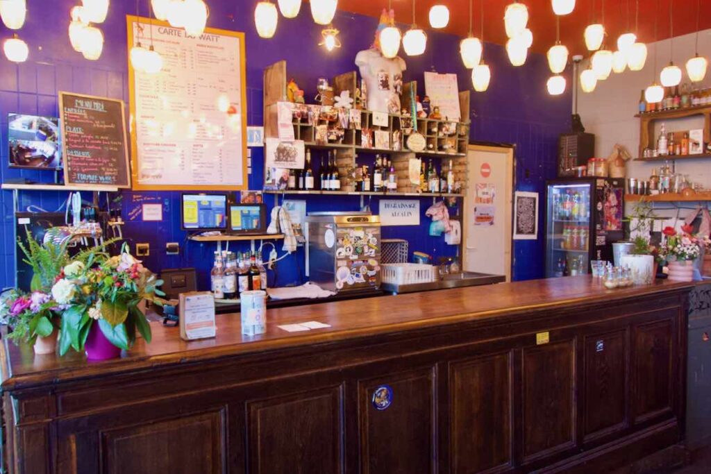 Bar du restaurant en bois massif