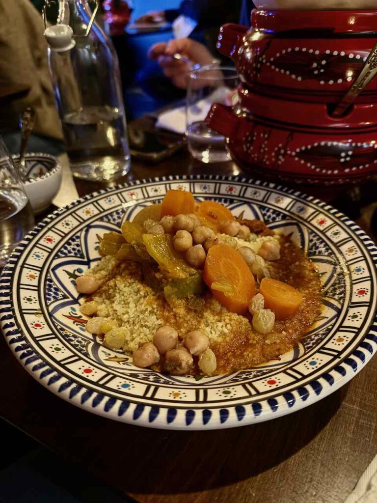 Couscous légumes dans une belle assiette marocaine