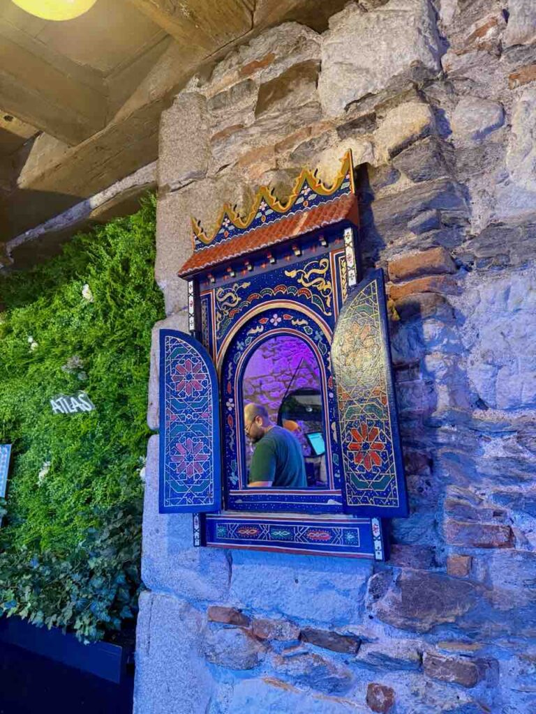 Décoration en forme de fenêtre ouverte bleue au mur