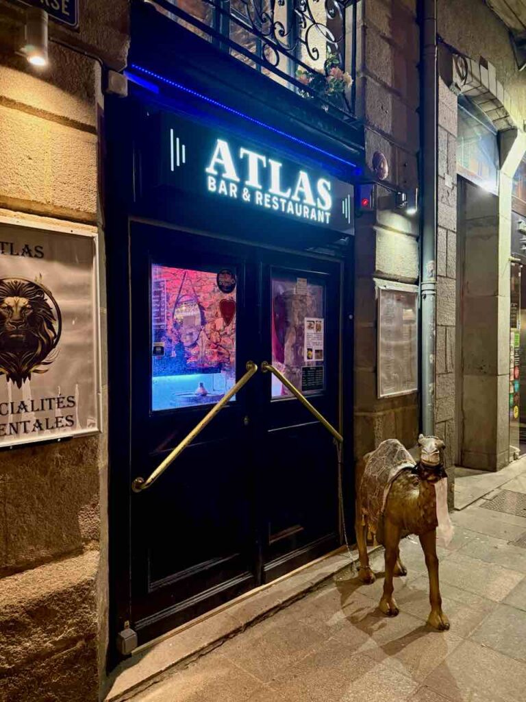 Devanture du restaurant atlas avec une statue de dromadaire