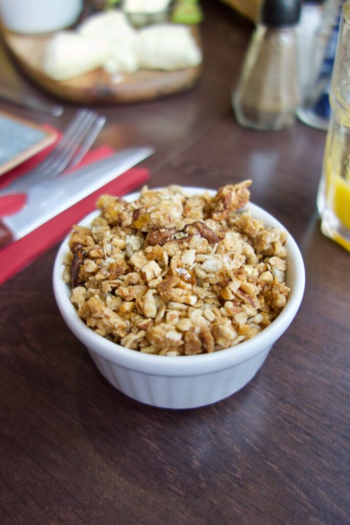 Granola dans un petit bol blanc