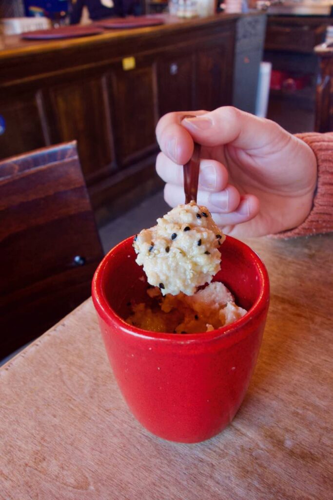 Houmous dans un pot rouge