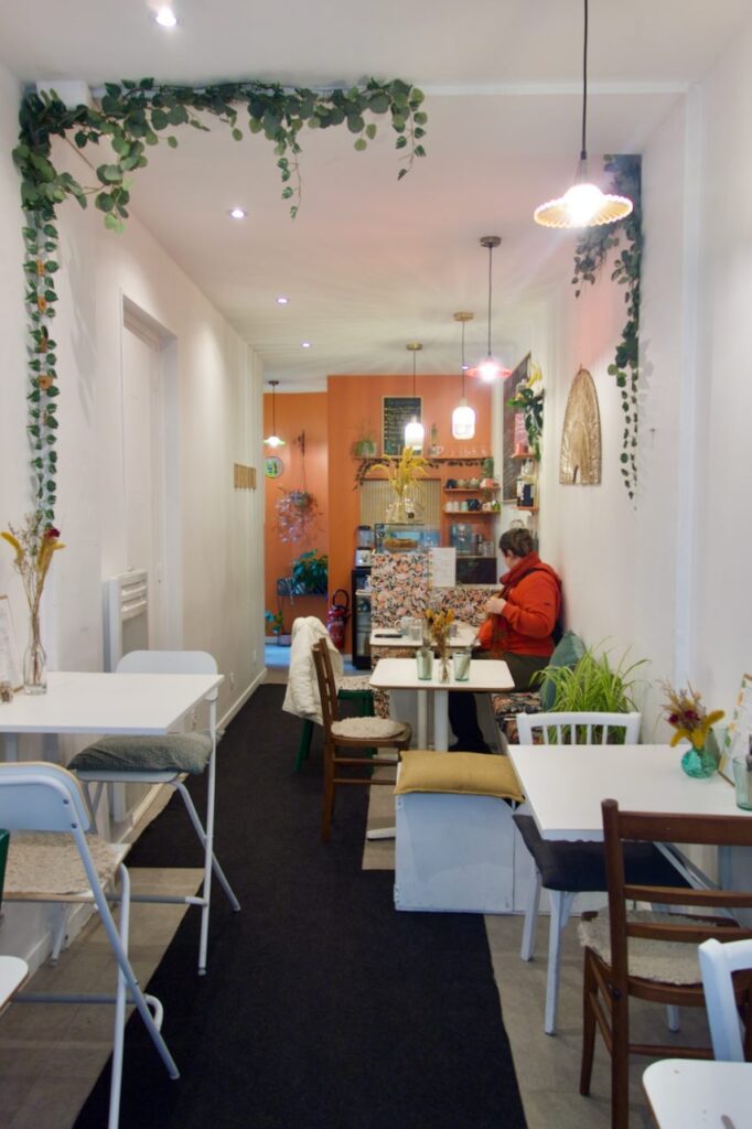 Intérieur en longueur du restaurant