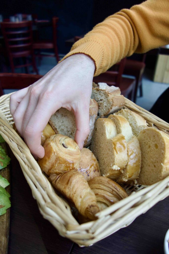 Viennoiseries et pain dans une panière