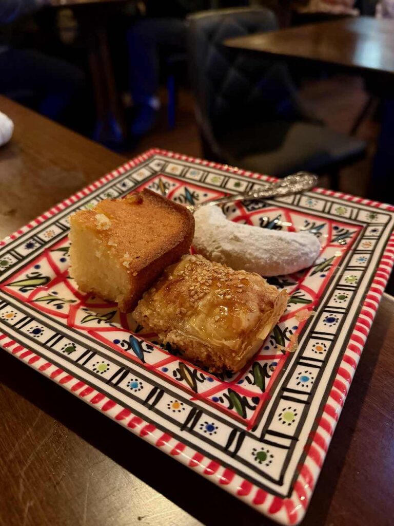Trio de pâtisseries orientales dans une assiette marocaine rouge et blanche