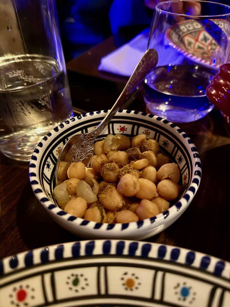 Pois chices avec une cuillère en métal ornée dans un bol marocain