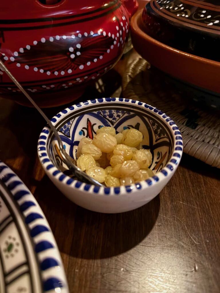 Petits raisins blancs secs dans un bol marocain bleu et blanc