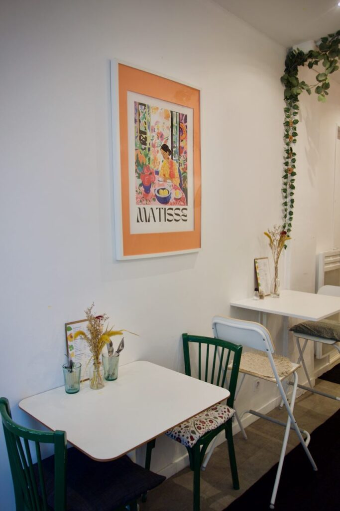 Tableau Matiss au mur, tables et chaises