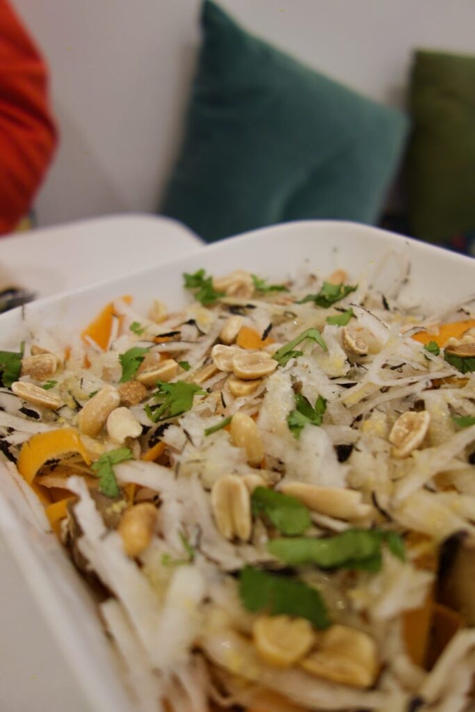 Vue rapprochée sur la salade avec pas mal de cacahuètes