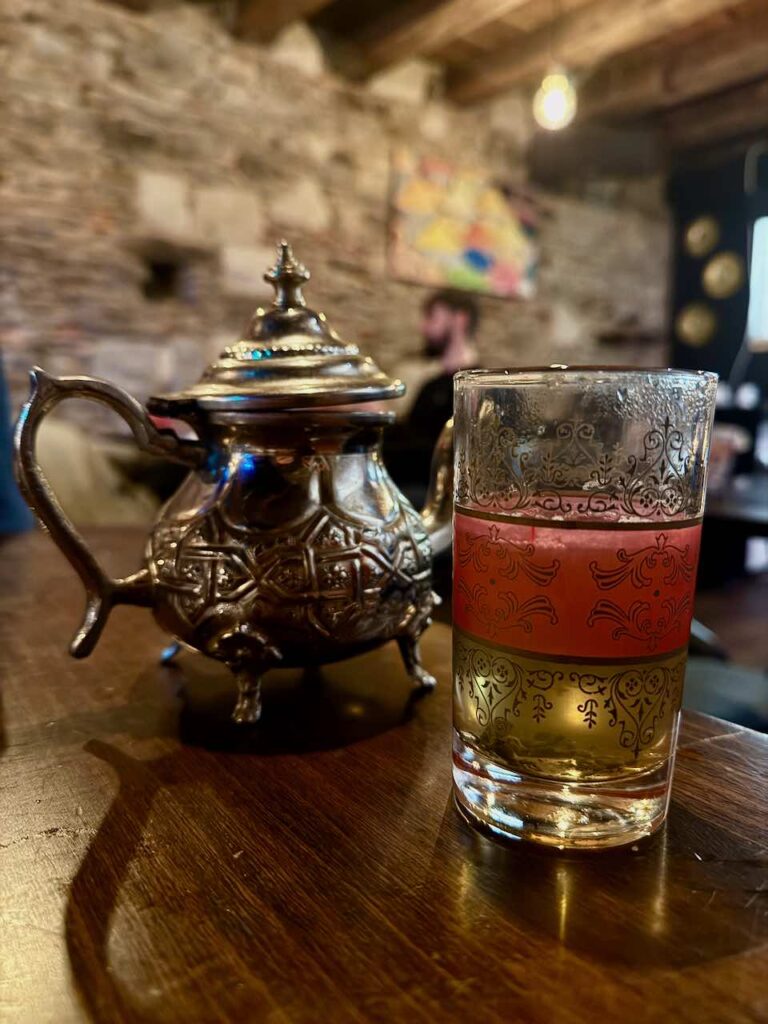 Thé à la menthe dans une théière traditionnelle accompagnée d'un verre orné