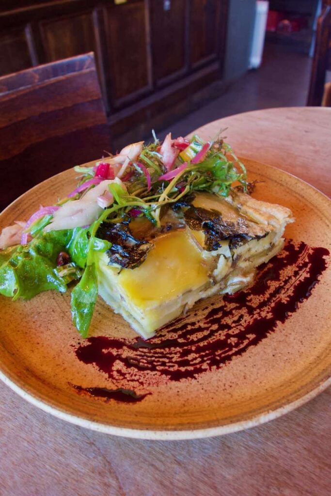Tortilla et salade dans une assiette en grès