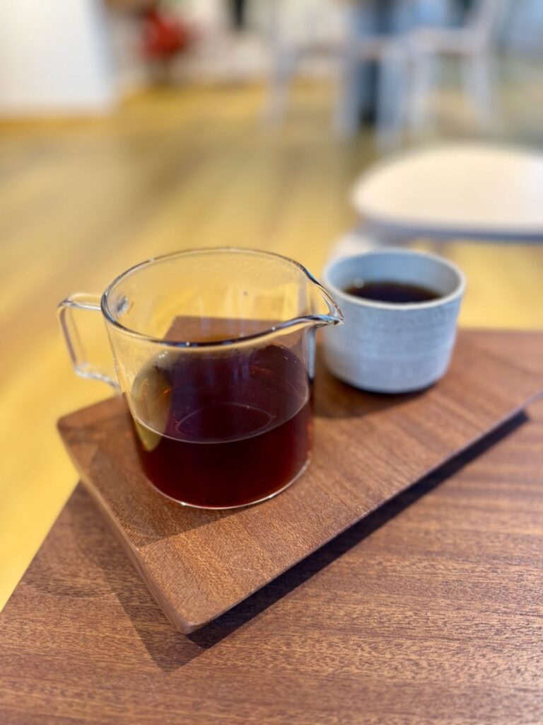 Cascara dans une tasse en verre